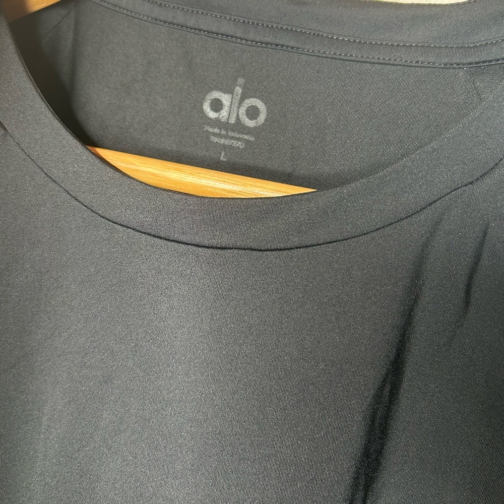 ALO Yoga Men's Short-Sleeve  Size Large. - Picture 4 of 4